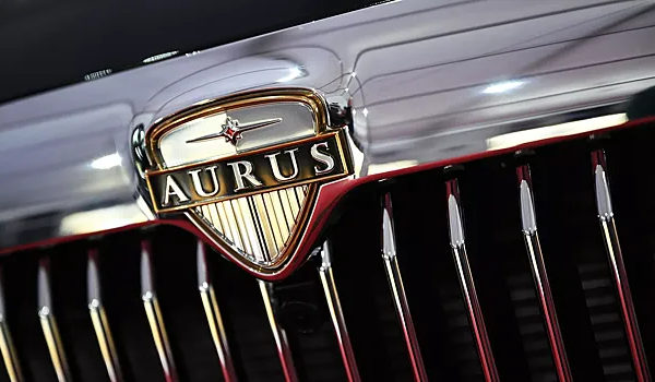 Опубликовано видео парковки лимузинов Aurus в Кремле